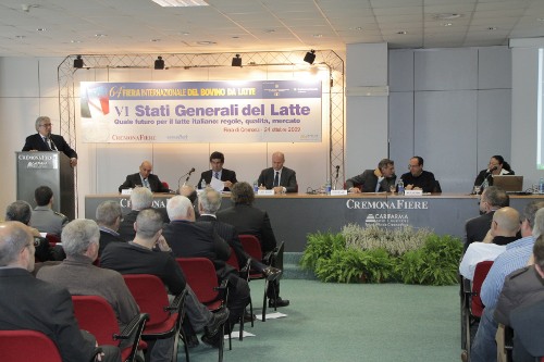 Un momento della sesta edizione degli Stati Generali del latte durante l'intervento del presidente della fiera di Cremona, Antonio Piva